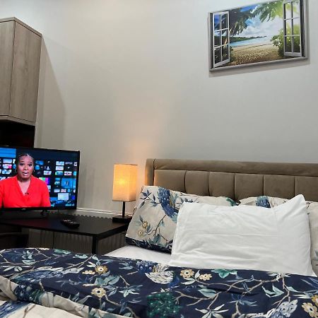 Mia Residence - Entire Studio Apartment - City View - London - Next To Ealing Broadway Station Εξωτερικό φωτογραφία