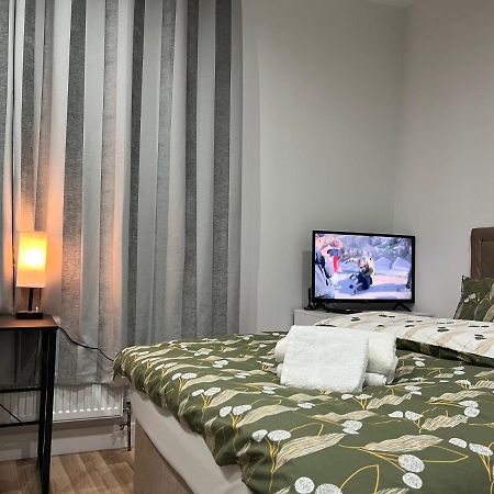 Mia Residence - Entire Studio Apartment - City View - London - Next To Ealing Broadway Station Εξωτερικό φωτογραφία