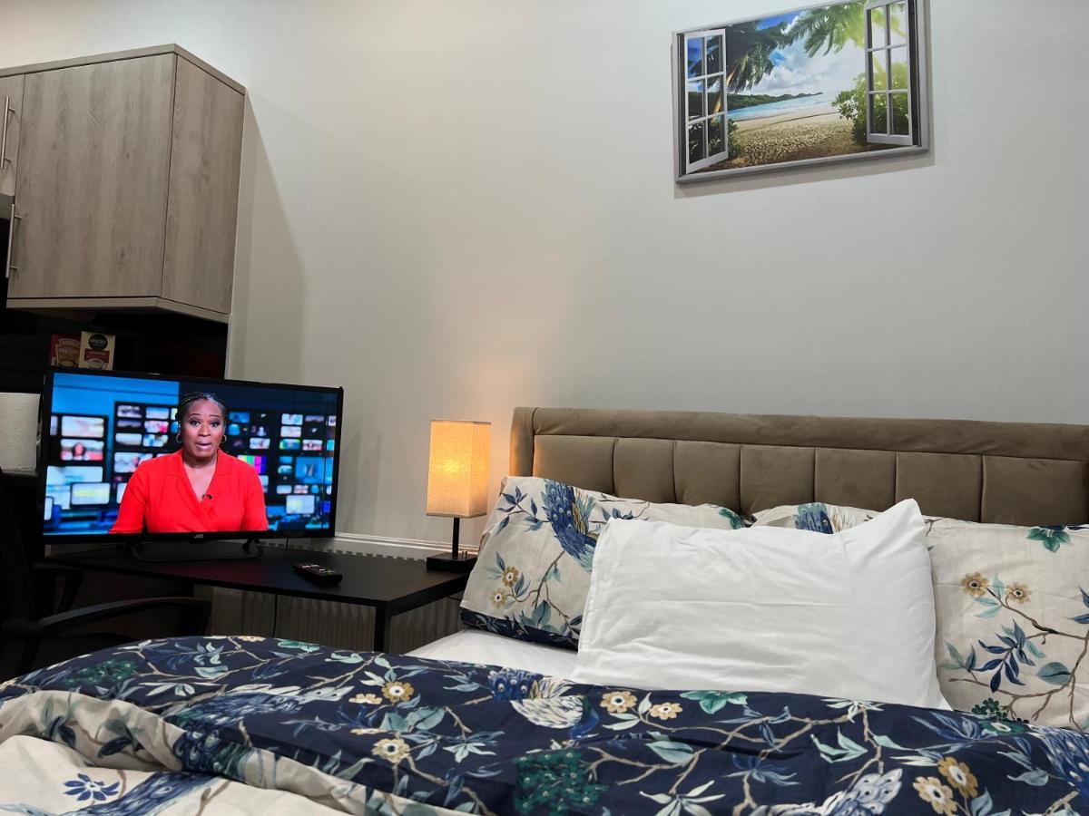 Mia Residence - Entire Studio Apartment - City View - London - Next To Ealing Broadway Station Εξωτερικό φωτογραφία