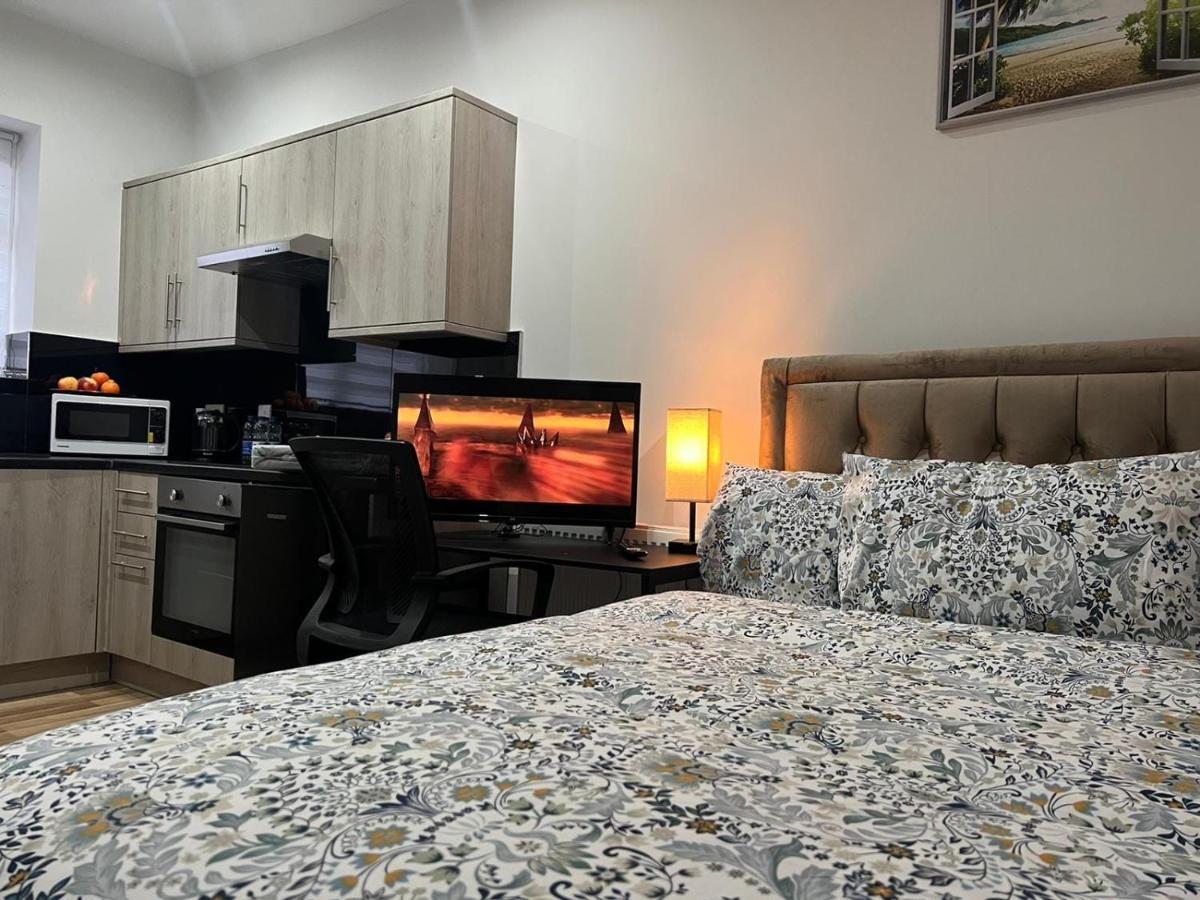 Mia Residence - Entire Studio Apartment - City View - London - Next To Ealing Broadway Station Εξωτερικό φωτογραφία