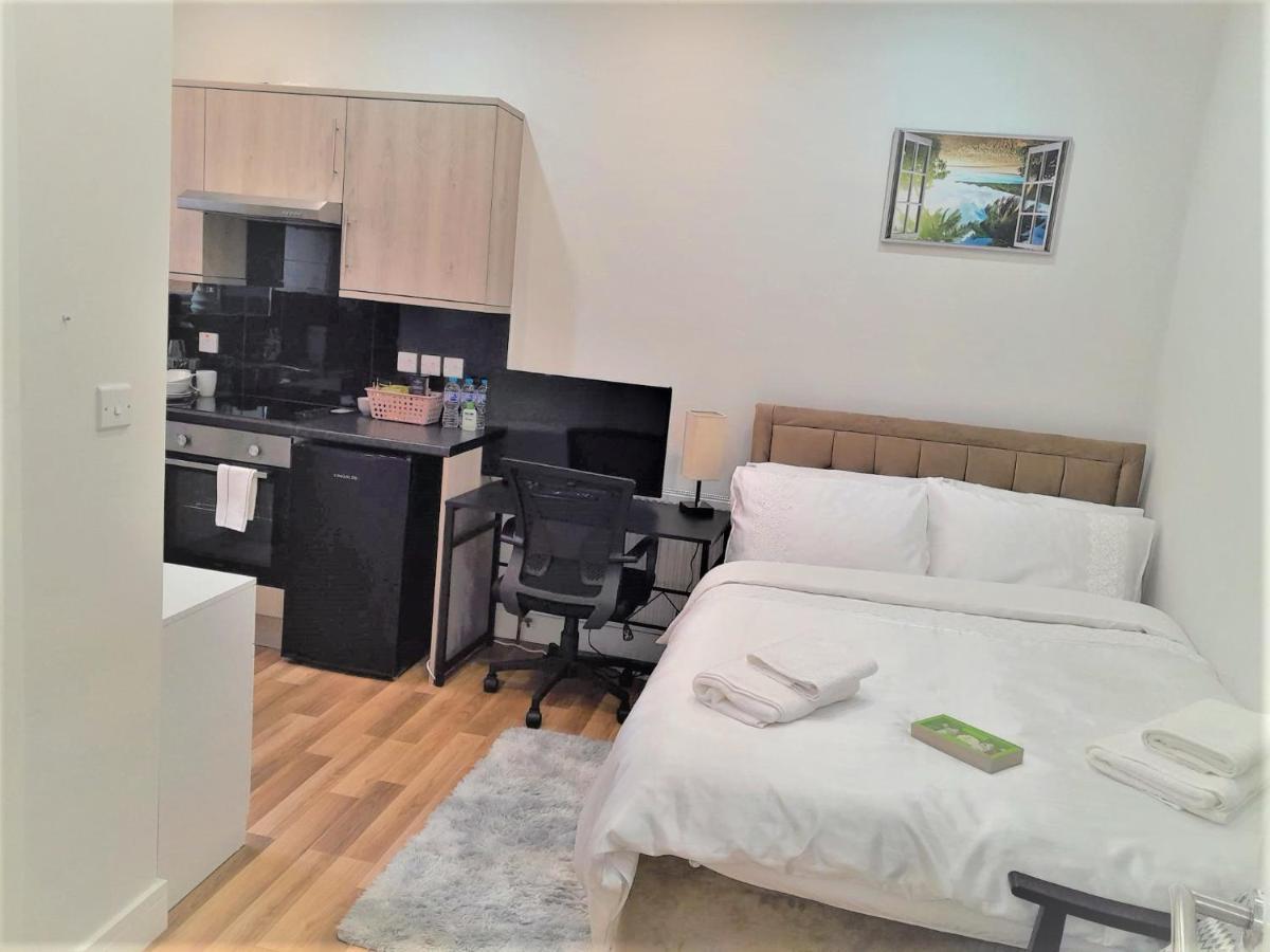 Mia Residence - Entire Studio Apartment - City View - London - Next To Ealing Broadway Station Εξωτερικό φωτογραφία