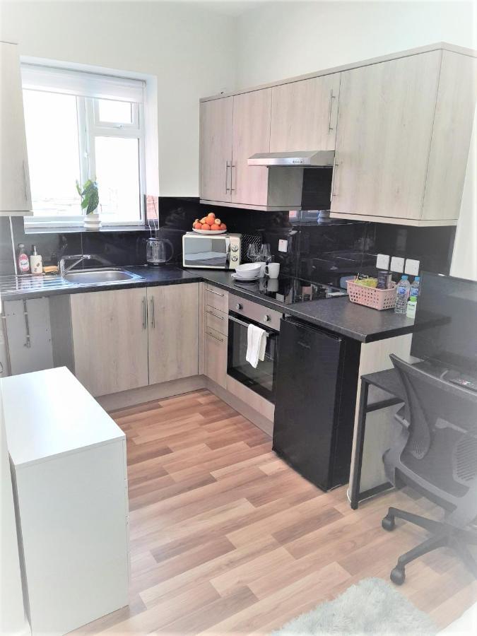 Mia Residence - Entire Studio Apartment - City View - London - Next To Ealing Broadway Station Εξωτερικό φωτογραφία